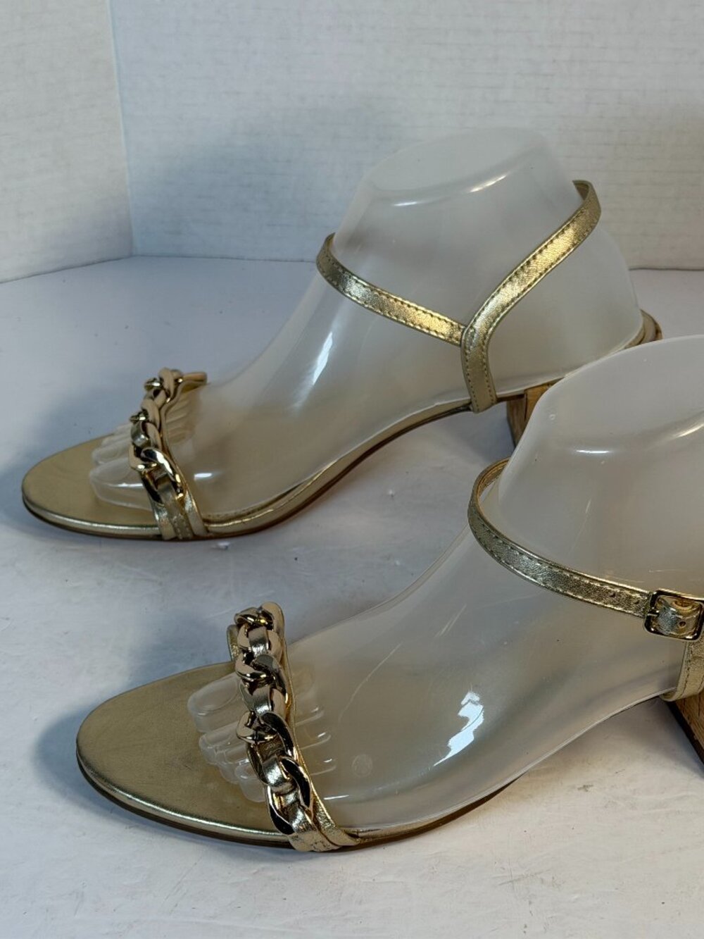 Women's size 8 Golden sandals - Picture 7 of 16